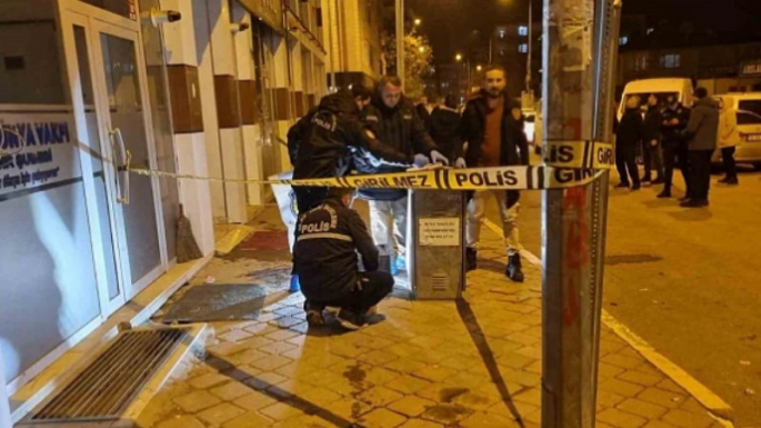 AK Parti il binasına molotoflu saldırı