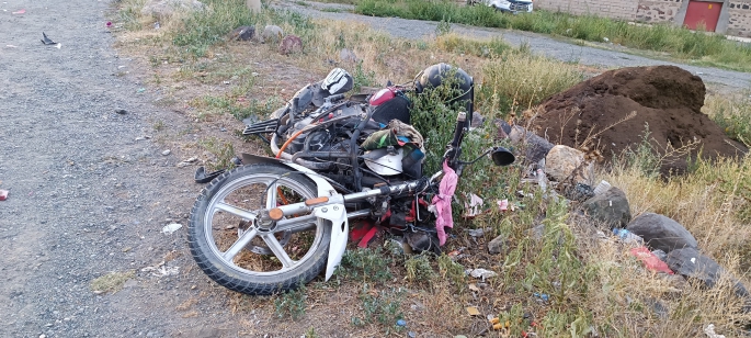 Kağızman’da  Kamyonet ile Motosiklet Çarpıştı, 1 Yaralı!