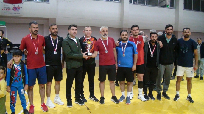 Kağızman'da Kurumlar arası voleybol turnovası sona erdi.