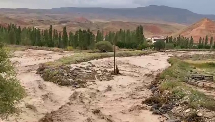 Kağızman sağanak yağışa teslim oldu.