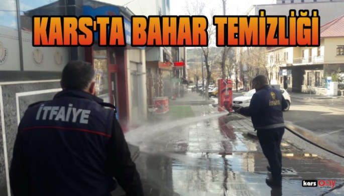 Kars Belediyesi Cadde ve Sokakları Tazyikli Suyla Yıkıyor